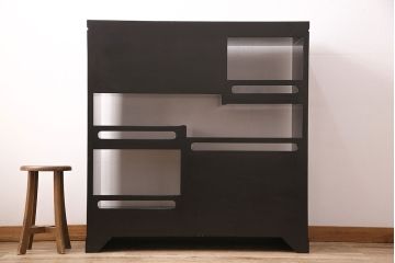 民芸家具　高級品　華やかな孔雀の螺鈿(らでん)細工が目を引く飾り棚(定価約90万円)(収納棚、茶棚)(R-048981)