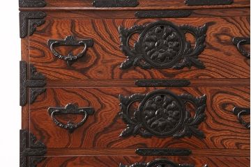 中古　美品　和の趣あふれる、特注サイズの岩谷堂の重ね箪笥(衣装箪笥、整理箪笥、引き出し)(定価約84万円)(R-048989)