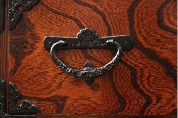 中古　美品　和の趣あふれる、特注サイズの岩谷堂の重ね箪笥(衣装箪笥、整理箪笥、引き出し)(定価約84万円)(R-048989)