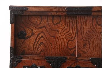 中古　美品　和の趣あふれる、特注サイズの岩谷堂の重ね箪笥(衣装箪笥、整理箪笥、引き出し)(定価約84万円)(R-048989)