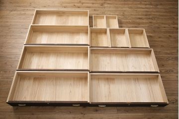 中古　かくし付き　しっとりとした気品を漂わせる国産の総桐箪笥(並厚、桐たんす)(衣装箪笥、和タンス、重ね箪笥、桐たんす)(R-048990)