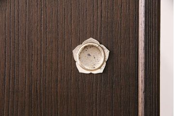 中古　かくし付き　しっとりとした気品を漂わせる国産の総桐箪笥(並厚、桐たんす)(衣装箪笥、和タンス、重ね箪笥、桐たんす)(R-048990)