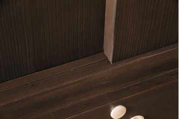 中古　かくし付き　しっとりとした気品を漂わせる国産の総桐箪笥(並厚、桐たんす)(衣装箪笥、和タンス、重ね箪笥、桐たんす)(R-048990)