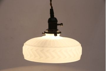 アンティーク照明　モダンなエンボスの意匠がお洒落なペンダントライト(天井照明、吊り下げ照明)(R-048994)