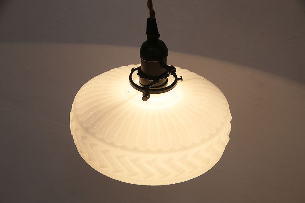 アンティーク照明　モダンなエンボスの意匠がお洒落なペンダントライト(天井照明、吊り下げ照明)(R-048994)