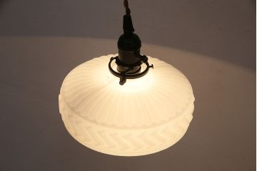 アンティーク照明　モダンなエンボスの意匠がお洒落なペンダントライト(天井照明、吊り下げ照明)(R-048994)