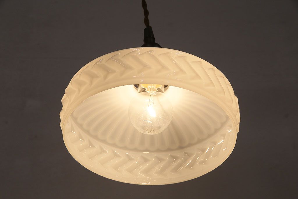 アンティーク照明　モダンなエンボスの意匠がお洒落なペンダントライト(天井照明、吊り下げ照明)(R-048994)