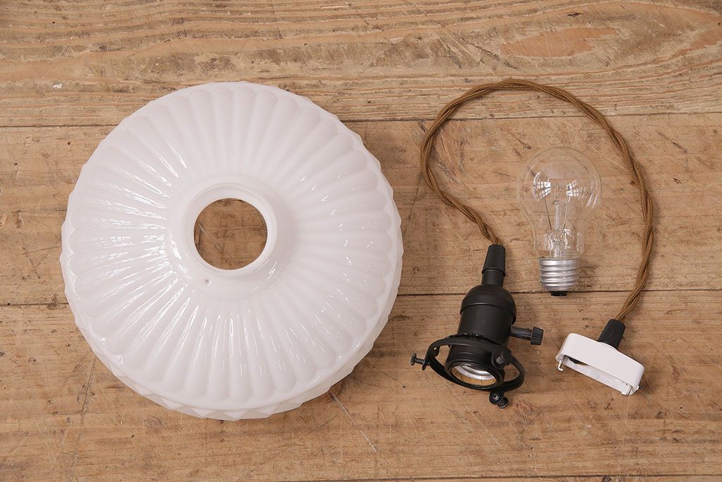 アンティーク照明　モダンなエンボスの意匠がお洒落なペンダントライト(天井照明、吊り下げ照明)(R-048994)