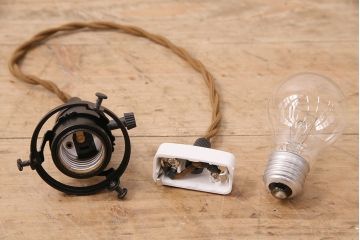 アンティーク照明　モダンなエンボスの意匠がお洒落なペンダントライト(天井照明、吊り下げ照明)(R-048994)