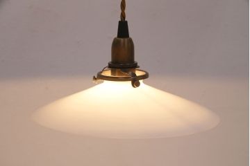 アンティーク照明　ノスタルジックな雰囲気漂う平笠シェードの吊り下げ照明(ペンダントライト、天井照明、電笠)(R-048996)