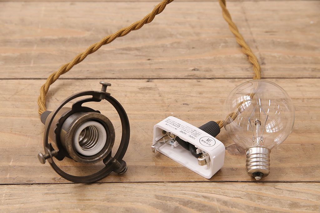 アンティーク照明　ノスタルジックな雰囲気漂う平笠シェードの吊り下げ照明(ペンダントライト、天井照明、電笠)(R-048996)