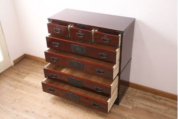 中古　美品　田中家具　ケヤキ材　気品ある佇まいが魅力的な二本松伝統家具の重ね箪笥(衣装箪笥、引き出し)(定価約40万円)(R-048998)