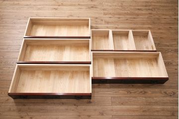 中古　美品　田中家具　ケヤキ材　気品ある佇まいが魅力的な二本松伝統家具の重ね箪笥(衣装箪笥、引き出し)(定価約40万円)(R-048998)