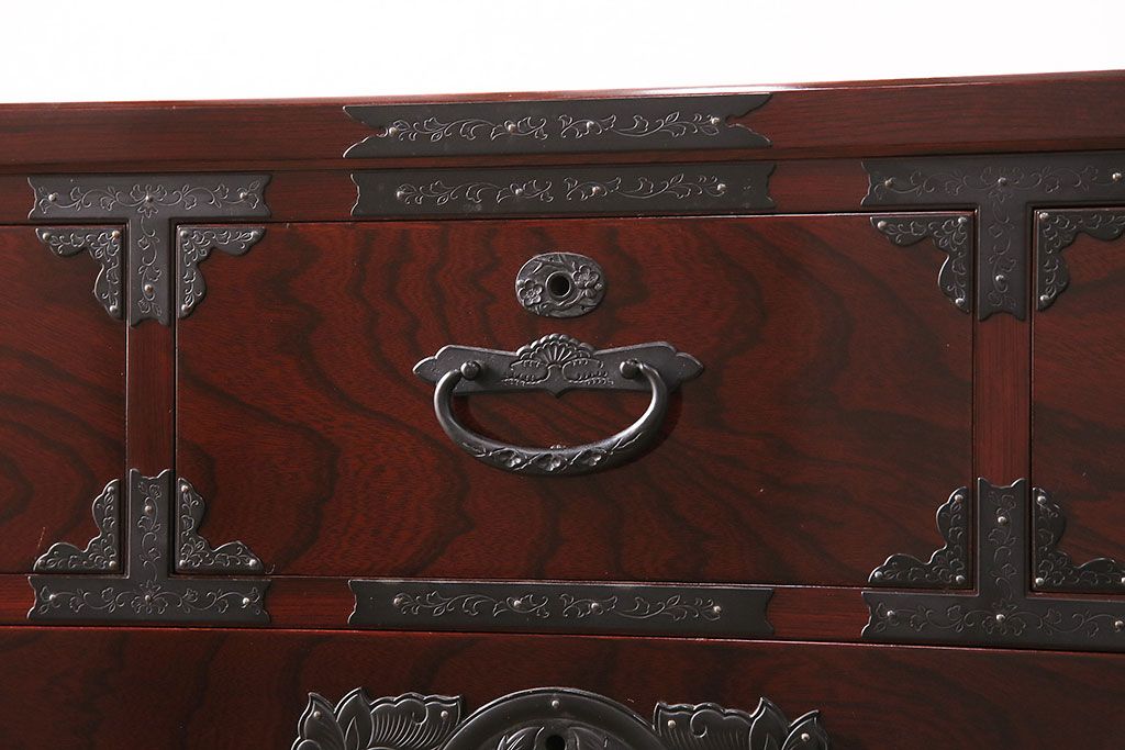 中古　美品　田中家具　ケヤキ材　気品ある佇まいが魅力的な二本松伝統家具の重ね箪笥(衣装箪笥、引き出し)(定価約40万円)(R-048998)