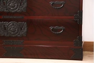 中古　美品　田中家具　ケヤキ材　気品ある佇まいが魅力的な二本松伝統家具の重ね箪笥(衣装箪笥、引き出し)(定価約40万円)(R-048998)