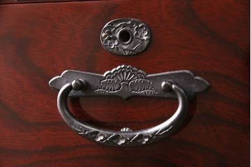 中古　美品　田中家具　ケヤキ材　気品ある佇まいが魅力的な二本松伝統家具の重ね箪笥(衣装箪笥、引き出し)(定価約40万円)(R-048998)