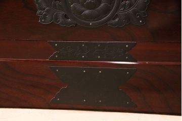 中古　美品　田中家具　ケヤキ材　気品ある佇まいが魅力的な二本松伝統家具の重ね箪笥(衣装箪笥、引き出し)(定価約40万円)(R-048998)