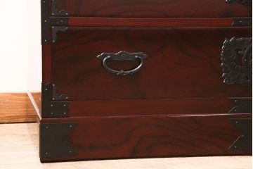 中古　美品　田中家具　ケヤキ材　気品ある佇まいが魅力的な二本松伝統家具の重ね箪笥(衣装箪笥、引き出し)(定価約40万円)(R-048998)