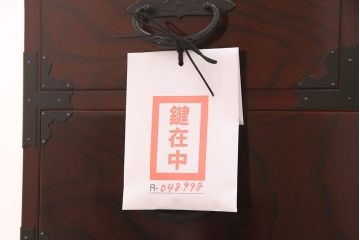 中古　美品　田中家具　ケヤキ材　気品ある佇まいが魅力的な二本松伝統家具の重ね箪笥(衣装箪笥、引き出し)(定価約40万円)(R-048998)