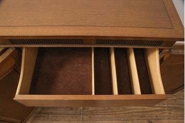 中古　DREXEL HERITAGE(ドレクセルヘリテイジ)　Triune(トライユン)　優雅な佇まいが魅力のクリデンザキャビネット(クレデンザ、サイドボード、リビングボード)(定価約66万円)(R-049003)