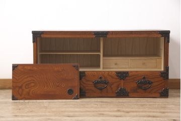 中古　伝統民芸家具　岩谷堂箪笥　南部鉄器金具と左右対称の木目が目を引くローボード(サイドボード、リビングボード、引き出し、戸棚、収納棚、テレビ台)(R-049006)