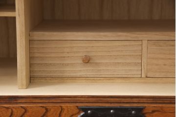 中古　伝統民芸家具　岩谷堂箪笥　南部鉄器金具と左右対称の木目が目を引くローボード(サイドボード、リビングボード、引き出し、戸棚、収納棚、テレビ台)(R-049006)