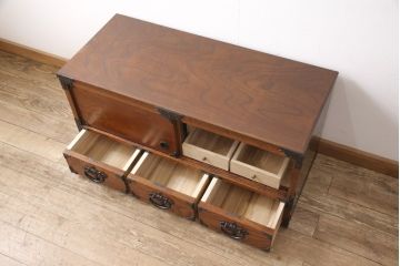 中古　伝統民芸家具　岩谷堂箪笥　南部鉄器金具と左右対称の木目が目を引くローボード(サイドボード、リビングボード、引き出し、戸棚、収納棚、テレビ台)(R-049006)