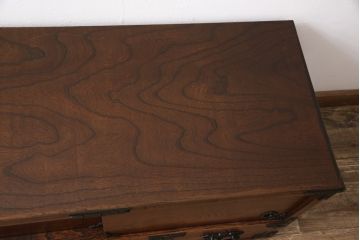 中古　伝統民芸家具　岩谷堂箪笥　南部鉄器金具と左右対称の木目が目を引くローボード(サイドボード、リビングボード、引き出し、戸棚、収納棚、テレビ台)(R-049006)