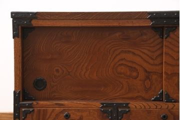 中古　伝統民芸家具　岩谷堂箪笥　南部鉄器金具と左右対称の木目が目を引くローボード(サイドボード、リビングボード、引き出し、戸棚、収納棚、テレビ台)(R-049006)