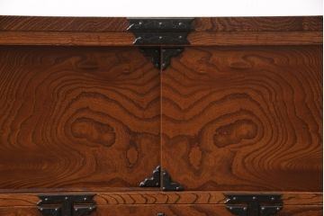 中古　伝統民芸家具　岩谷堂箪笥　南部鉄器金具と左右対称の木目が目を引くローボード(サイドボード、リビングボード、引き出し、戸棚、収納棚、テレビ台)(R-049006)