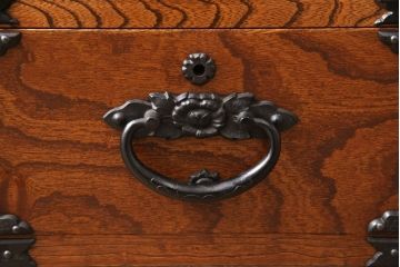 中古　伝統民芸家具　岩谷堂箪笥　南部鉄器金具と左右対称の木目が目を引くローボード(サイドボード、リビングボード、引き出し、戸棚、収納棚、テレビ台)(R-049006)