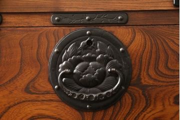 中古　岩谷堂箪笥　ダイナミックな木目が魅力!重厚な雰囲気の衣装箪笥(引き出し、チェスト、テレビ台)(R-049014)
