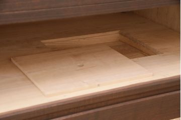 中古　村田家具オリジナル　かくし付き　気品を漂わせる国産の総桐箪笥(並厚、桐たんす)(ワードローブ、衣装箪笥、和タンス、桐たんす)(R-049017)