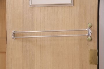 中古　村田家具オリジナル　かくし付き　気品を漂わせる国産の総桐箪笥(並厚、桐たんす)(ワードローブ、衣装箪笥、和タンス、桐たんす)(R-049017)