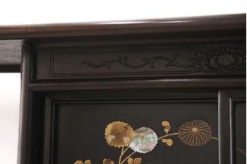 和製アンティーク　総シタン材　螺鈿と蒔絵の装飾が上質な和の空間を演出する時代物の飾り棚(茶棚、違い棚、収納棚)(R-049019)