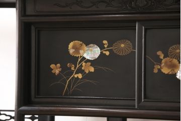和製アンティーク　総シタン材　螺鈿と蒔絵の装飾が上質な和の空間を演出する時代物の飾り棚(茶棚、違い棚、収納棚)(R-049019)