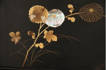 和製アンティーク　総シタン材　螺鈿と蒔絵の装飾が上質な和の空間を演出する時代物の飾り棚(茶棚、違い棚、収納棚)(R-049019)