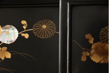 和製アンティーク　総シタン材　螺鈿と蒔絵の装飾が上質な和の空間を演出する時代物の飾り棚(茶棚、違い棚、収納棚)(R-049019)
