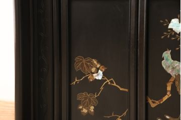 和製アンティーク　総シタン材　螺鈿と蒔絵の装飾が上質な和の空間を演出する時代物の飾り棚(茶棚、違い棚、収納棚)(R-049019)
