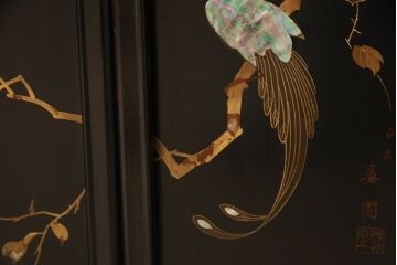 和製アンティーク　総シタン材　螺鈿と蒔絵の装飾が上質な和の空間を演出する時代物の飾り棚(茶棚、違い棚、収納棚)(R-049019)