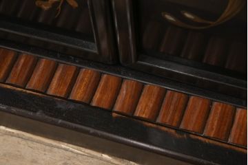 和製アンティーク　総シタン材　螺鈿と蒔絵の装飾が上質な和の空間を演出する時代物の飾り棚(茶棚、違い棚、収納棚)(R-049019)