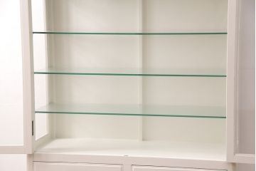 和製アンティーク　3面ガラス　シャビーな雰囲気がお洒落なホワイトペイントのケビントキャビネット(ガラスケース、ショーケース、飾り棚)(R-049021)