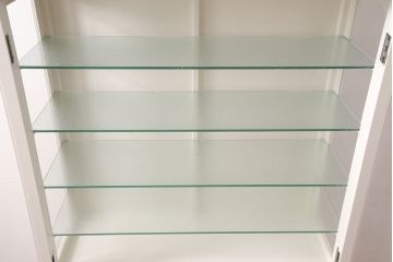 和製アンティーク　3面ガラス　シャビーな雰囲気がお洒落なホワイトペイントのケビントキャビネット(ガラスケース、ショーケース、飾り棚)(R-049021)