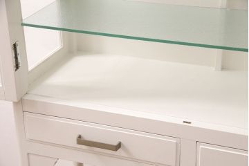 和製アンティーク　3面ガラス　シャビーな雰囲気がお洒落なホワイトペイントのケビントキャビネット(ガラスケース、ショーケース、飾り棚)(R-049021)