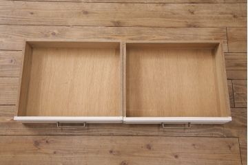 和製アンティーク　3面ガラス　シャビーな雰囲気がお洒落なホワイトペイントのケビントキャビネット(ガラスケース、ショーケース、飾り棚)(R-049021)