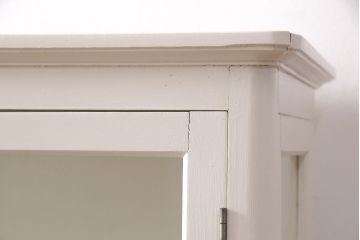 和製アンティーク　3面ガラス　シャビーな雰囲気がお洒落なホワイトペイントのケビントキャビネット(ガラスケース、ショーケース、飾り棚)(R-049021)