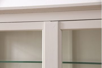 和製アンティーク　3面ガラス　シャビーな雰囲気がお洒落なホワイトペイントのケビントキャビネット(ガラスケース、ショーケース、飾り棚)(R-049021)