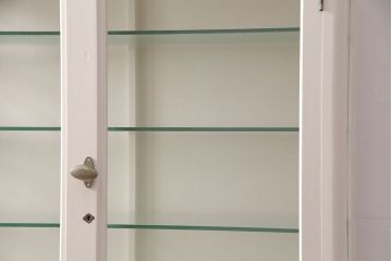 和製アンティーク　3面ガラス　シャビーな雰囲気がお洒落なホワイトペイントのケビントキャビネット(ガラスケース、ショーケース、飾り棚)(R-049021)