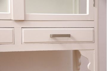 和製アンティーク　3面ガラス　シャビーな雰囲気がお洒落なホワイトペイントのケビントキャビネット(ガラスケース、ショーケース、飾り棚)(R-049021)