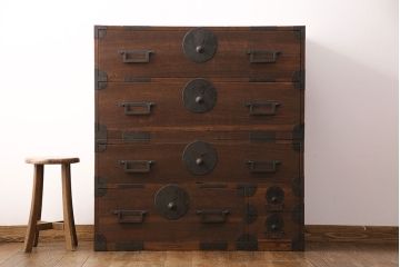 和製アンティーク　新潟産　大ぶりの黒い金具がかっこ良さを演出する総桐材製の重ね箪笥(衣装箪笥、整理タンス、桐箪笥、桐たんす)(R-049029)